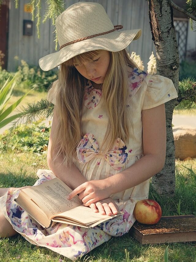 cropped-girl-read-book-1423501.jpg